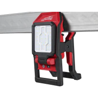 M18 PAL2-0 Lampa z zaciskiem do oświetlania powierzchni Milwaukee kod. 4933493547
