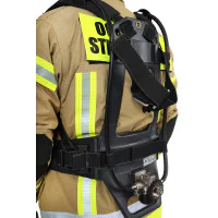 Aparat powietrzny FENZY Aeris Confort Typ 2 bez butli na plecach strażaka - zbliżenie