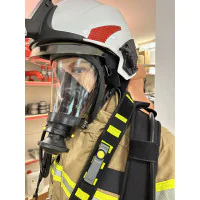 Latarka prezentowana jest na ubraniu specjalnym strażackim. Na uchwycie do mocowania.