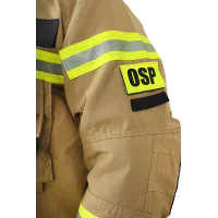 Widok ubrania FHR 008 i jego rękawa z odblaskami oraz emblematem.