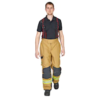 Ubranie bojowe Rosenbauer 2 cz. FIRE MAX SF przedstawiony bezpośrednio na modelu, z perspektywy bocznej