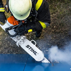 Pilarka spalinowa ratownicza MS 462 C-M R STIHL przedstawiony z perspektywy bocznej, prawy profil